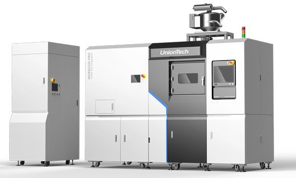 Máquina industrial de impressão 3D em metal UnionTech modelo MUES430 PRO, estrutura branca e cinza com câmara de impressão central, torre de filtragem lateral e braço robótico acoplado no topo, painel de controle touch screen, rodízios na base, fundo branco de estúdio, fotografia de produto industrial realista