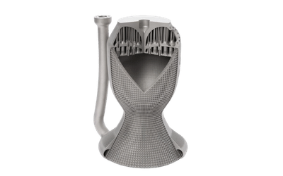 Peça metálica impressa em 3D em Aço Inox 316L com estrutura helicoidal translúcida azul-esverdeada montada sobre base cilíndrica polida, ao lado de um flange metálico prateado com furos de fixação, fundo branco de estúdio, fotografia de produto industrial realista